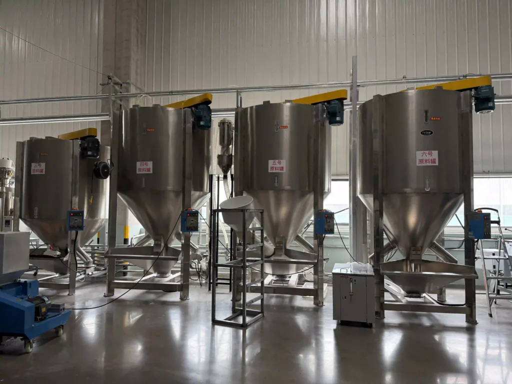 Raw material feeding hopper for disposable cutlery production